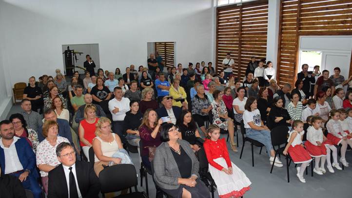 Pajtaszínházat avattak Mezőgecsében - Rombolás helyett építkezés. Fotó: Kárpátinfó/ Kovács Elemér