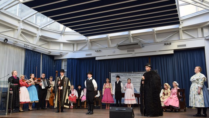 Hagyományőrző csoportok műsora a Rákóczi Főiskolán - A népi kultúra közöségteremtő műfajainak támogatása. Fotó: Kárpátinfó/ Kovács Elemér