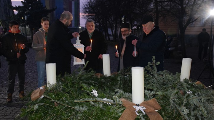 Beregszászban is fellobban az öröm gyertyájának lángja - Közös kántálás és a betlehemi békeláng átadása. Fotó: Kárpátinfó/ Kovács Erzsébet