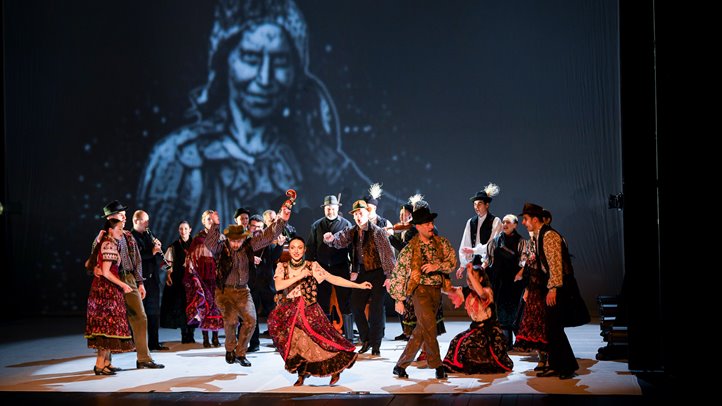 Szatmári tánckör, azaz Körtánc - A Magyar Állami Népi Együttes fellépése Szatmárnémetiben. Czinzel László fotója