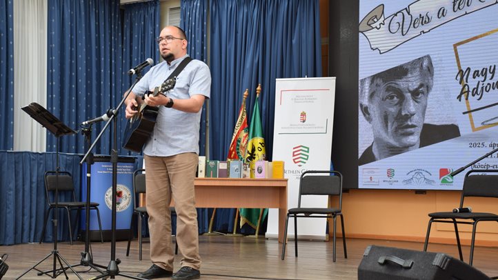 Vers a tér(b)en. Villámcsődület a Rákóczi Főiskolán több mint 600 résztvevővel - Temetők helyett életet. Fotó: Kárpátinfó/ Kovács Elemér