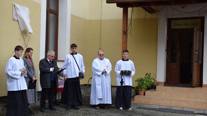 Emléktáblát avattak a beregszászi Pásztor Ferenc Közösségi és Zarándokház falán - Bohán Béla plébános életpéldája. Fotó: Kárpátinfó/ Kovács Elemér