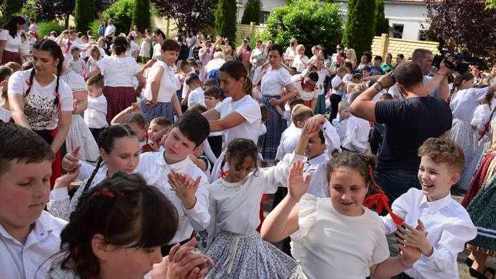 Az Összetartozás tánca Beregszászon - Gyászünnep helyett méltóságteljes megemlékezés. Fotó: Kárpátinfó/ Kovács Elemér