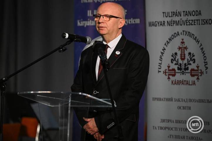 A beregszászi Rákóczi Egyetem kihelyezett képzése indul Vásárosnaményban - A Beregben élők kézfogása. Fotó: MTI
