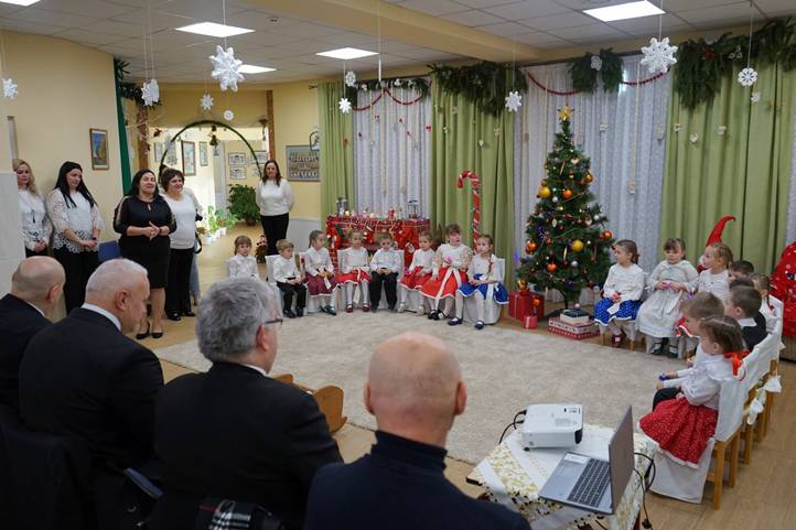 Karácsonyi ajándék a Magyar Református Egyháztól és a Szeretetszolgálattól - Gyermekeknek öröm, időseknek segítség. Fotó: Dobis-Lucski Zsófia