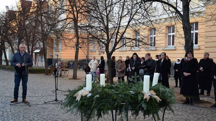 Meggyújtották advent első gyertyáját - A hit lángja hív: bízzunk a jövőben. Fotó: Kárpátinfó/ Kovács Erzsébet