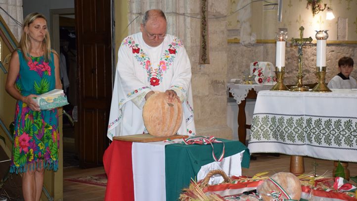 Ünnepi szentmise a beregszászi római katolikus templomban - Első királyunk emlékezete, az új kenyér megáldása