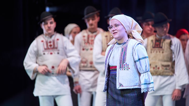 Közös ég alatt - Gyimesi fiatalok egy színpadon a Magyar Állami Népi Együttessel. Hrotkó Bálint fotója