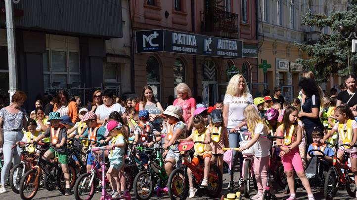 Óvodások és kisiskolások kerékpáros felvonulása Beregszászon - Közlekedésbiztonság és környezetvédelem. Fotó: Kárpátinfo/Kovács Erzsébet