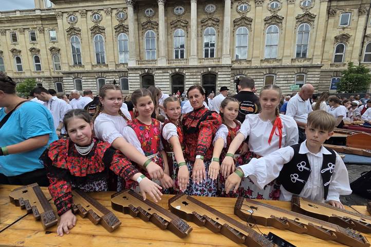 Kárpátaljai citerások is részesei a Guinness-világrekordnak - Összeállt a világ legnagyobb citeraegyüttese