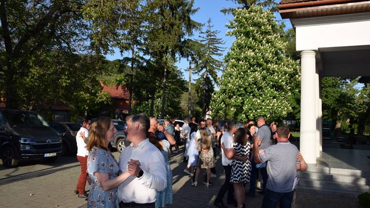 A nagycsaládos házaspárok hagyományőrző találkozóján - Májusfaállítás, szerenád, táncklub. Fotó: Kárpátinfó/ Kovács Elemér