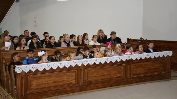 Tanévnyitó istentisztelet Mezőváriban - Neveld a gyermeket a neki megfelelő módon