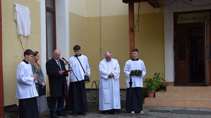 Emléktáblát avattak a beregszászi Pásztor Ferenc Közösségi és Zarándokház falán - Bohán Béla plébános életpéldája. Fotó: Kárpátinfó/ Kovács Elemér