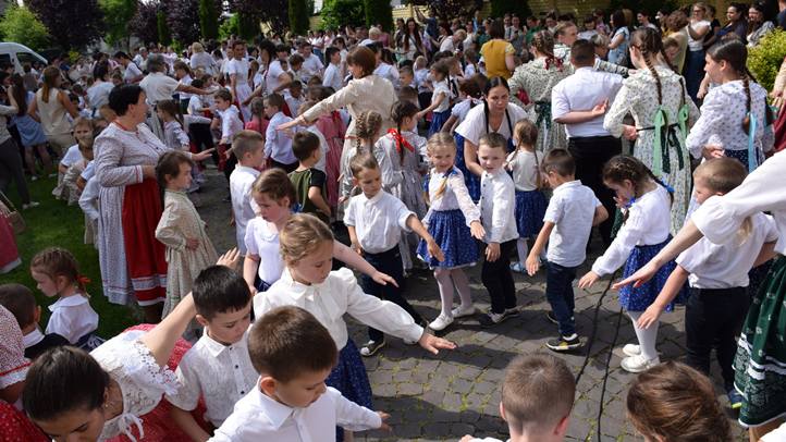 Az Összetartozás tánca Beregszászon - Gyászünnep helyett méltóságteljes megemlékezés. Fotó: Kárpátinfó/ Kovács Elemér