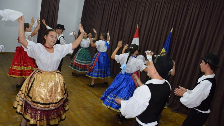 Pajtaszínházat avattak Mezőgecsében - Rombolás helyett építkezés. Fotó: Kárpátinfó/ Kovács Elemér