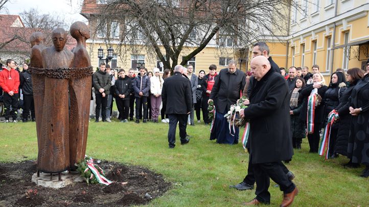 A málenykij robot áldozataira emlékeztek Beregszászon - Főhajtás imával, névsorolvasással, gyertyás felvonulással. Fotó: Kárpátinfó/ Kovács Elemér
