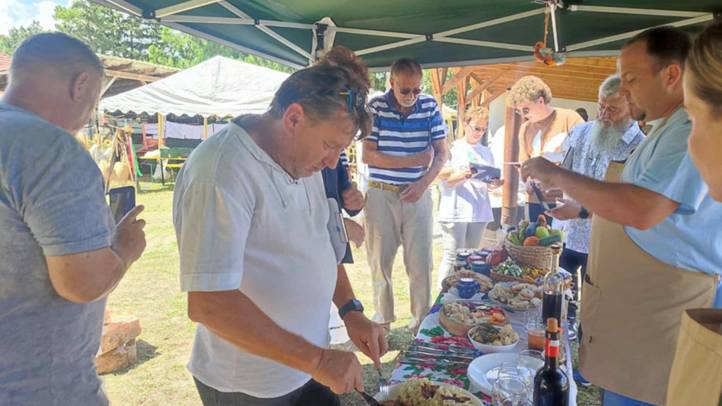 Kárpátaljai résztvevők a Felvidéken megrendezett kakaspörköltfőző versenyen - Ezüstérmes a Pro Agri gazdaasszony tagozatának csapata