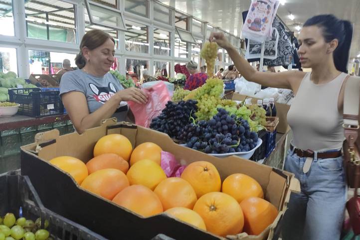 Félidejéhez érkezett a csemegeszőlő szezonja - A vásárlók a minőségi portékát keresik. Fotó: Kárpátinfó/ Kovács Elemér