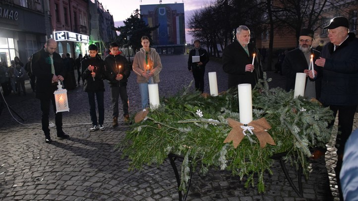 Beregszászban is fellobban az öröm gyertyájának lángja - Közös kántálás és a betlehemi békeláng átadása. Fotó: Kárpátinfó/ Kovács Erzsébet