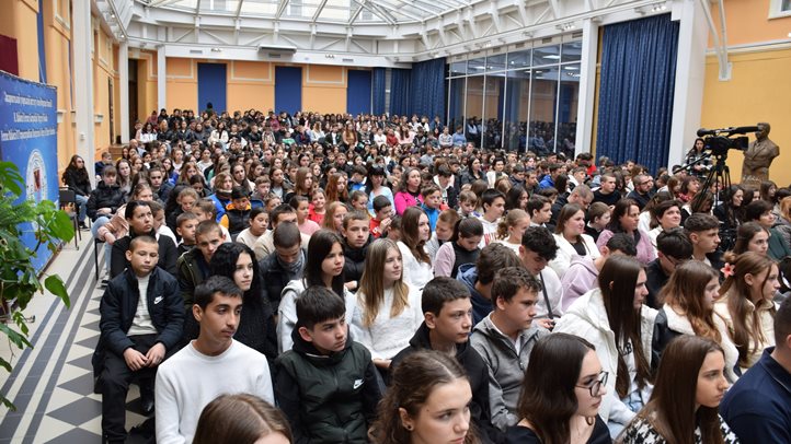 Vers a tér(b)en. Villámcsődület a Rákóczi Főiskolán több mint 600 résztvevővel - Temetők helyett életet. Fotó: Kárpátinfó/ Kovács Elemér
