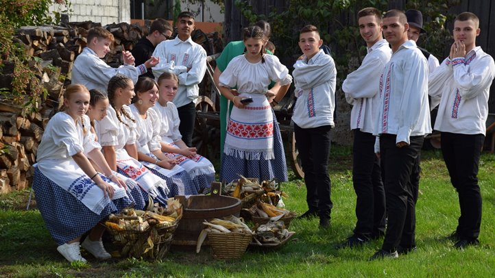 Szüreti évadnyitó a Nagyberegi Tájházban - Táncház, kézműveskedés, viseletkiállítás. Fotó: Kárpátinfo/Kovács Elemér