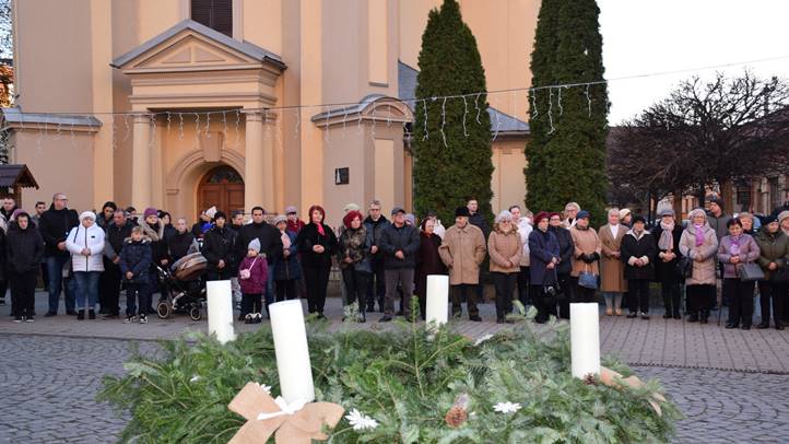 Meggyújtották advent első gyertyáját - A hit lángja hív: bízzunk a jövőben. Fotó: Kárpátinfó/ Kovács Erzsébet
