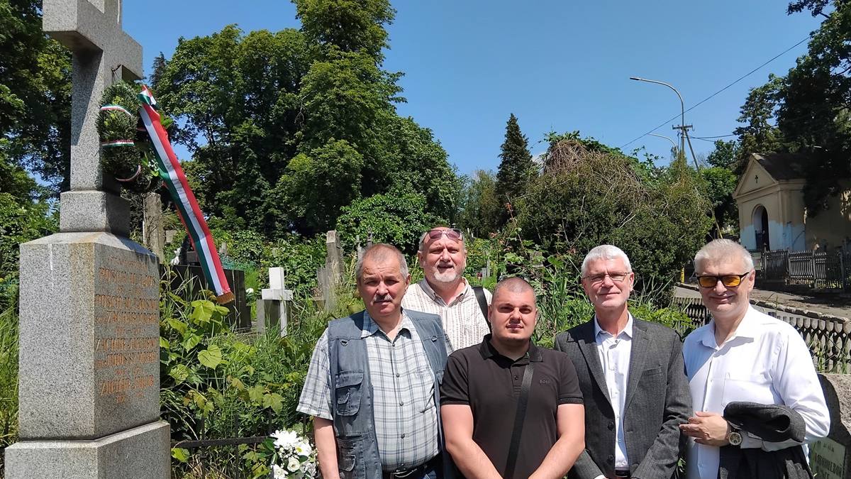 Főhajtás a nemzeti összetartozás napja alkalmából Ungváron - Posch Alajos mártír újságíróra emlékeztek