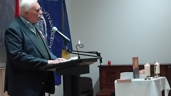 Zenés-irodalmi összeállítás a Munkácsi Szent István Líceumban -  Könyvbemutató és ünnepi megemlékezés