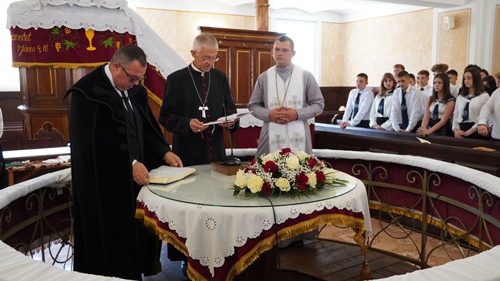 A Kárpátaljai Magyar Líceum központi tanévnyitója Nagydobronyban - Az anyanyelvi oktatás megőrzése a cél