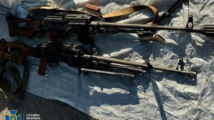 Fegyverkereskedő hálózatot számolt fel az SZBU, a tagjai három megyében árultak golyószórókat, robbanóanyagot bűnözőknek