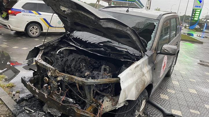 Felgyújtották a Vöröskereszt egyik járművét Ungváron