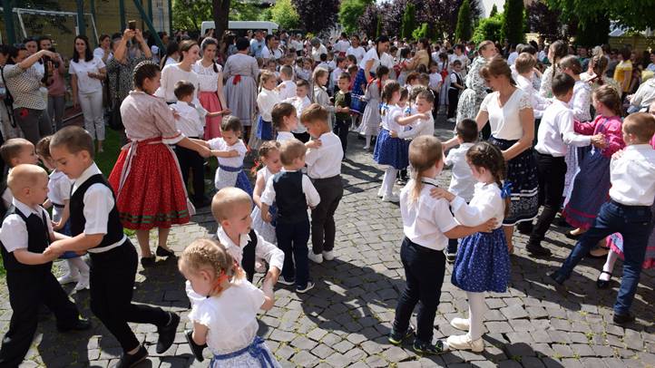 Az Összetartozás tánca Beregszászon - Gyászünnep helyett méltóságteljes megemlékezés. Fotó: Kárpátinfó/ Kovács Elemér