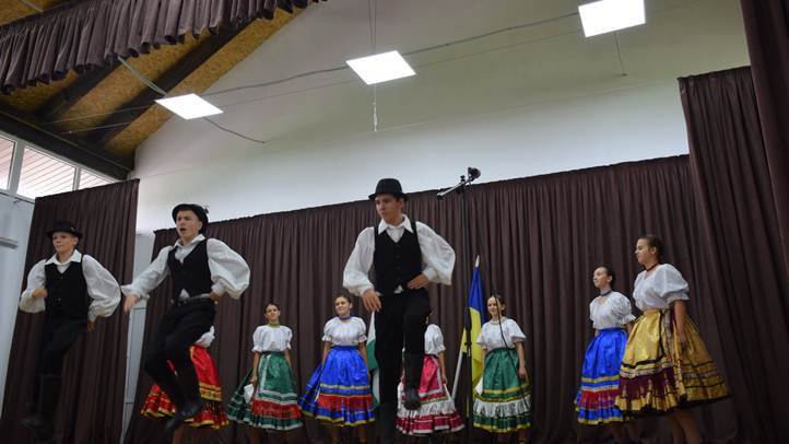 Pajtaszínházat avattak Mezőgecsében - Rombolás helyett építkezés. Fotó: Kárpátinfó/ Kovács Elemér