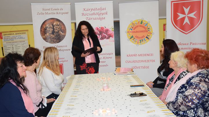 Emléktábla és újabb rózsahölgyek avatása Beregszászban - Akit szeretünk, azt nem felejtjük. Fotó: Kárpátinfó/ Kovács Erzsébet