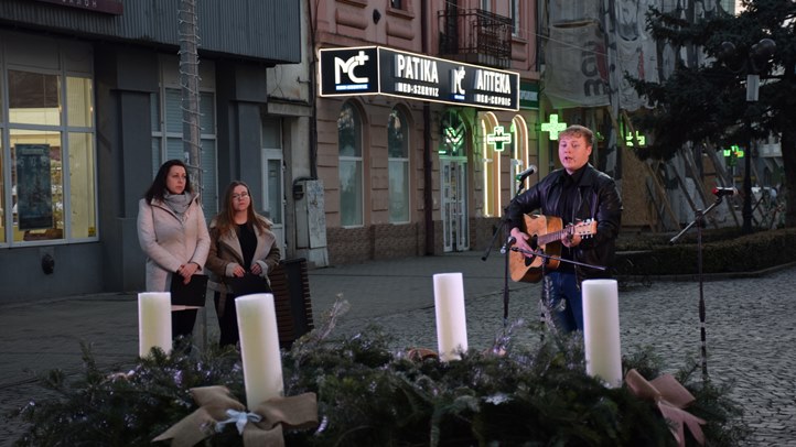 Közös advent Beregszászban Kaláka koncerttel - Fellobbant a remény lángja. Fotó: Kárpátinfó/ Kovács Erzsébet