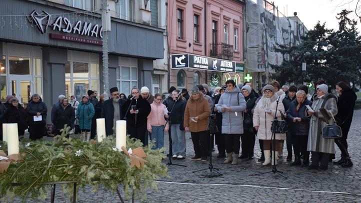 Beregszászban is fellobban az öröm gyertyájának lángja - Közös kántálás és a betlehemi békeláng átadása. Fotó: Kárpátinfó/ Kovács Erzsébet