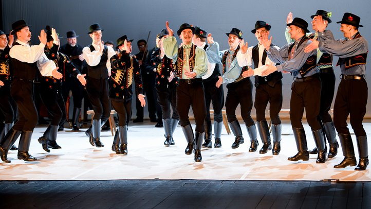 Szatmári tánckör, azaz Körtánc - A Magyar Állami Népi Együttes fellépése Szatmárnémetiben. Czinzel László fotója