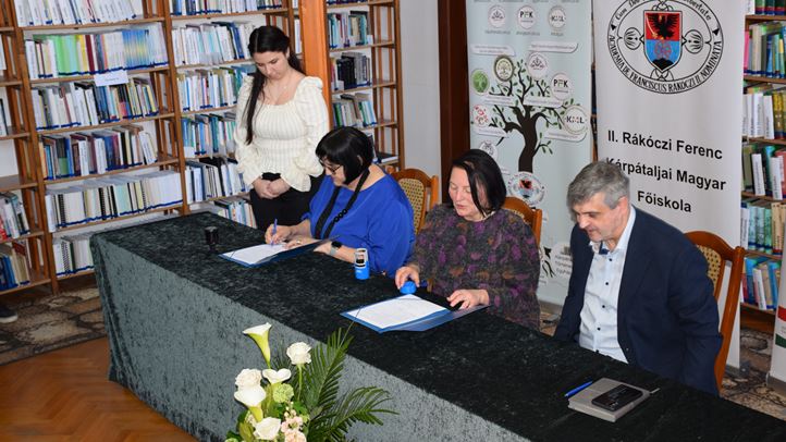 Együttműködési megállapodás aláírása a beregszászi Rákóczi Főiskolán - A gyakorlatorientált pedagógusképzésért. Fotó: Kárpátinfó/ Kovács Erzsébet