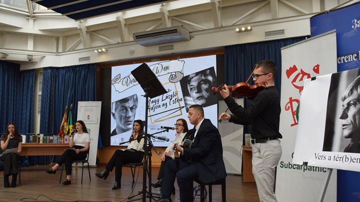 Vers a tér(b)en. Villámcsődület a Rákóczi Főiskolán több mint 600 résztvevővel - Temetők helyett életet. Fotó: Kárpátinfó/ Kovács Elemér