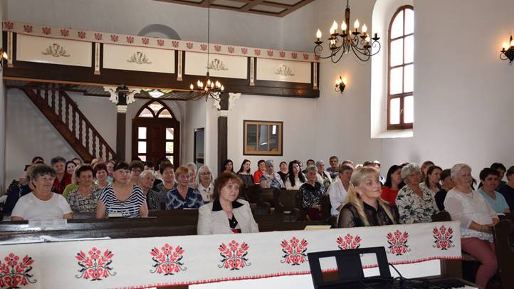 Anyák napi csendesdélután Nagyberegen - Anya a kereszt alatt. Fotó: Kárpátinfó/ Kovács Erzsébet