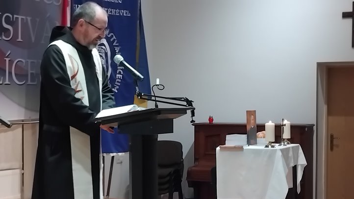 Zenés-irodalmi összeállítás a Munkácsi Szent István Líceumban -  Könyvbemutató és ünnepi megemlékezés