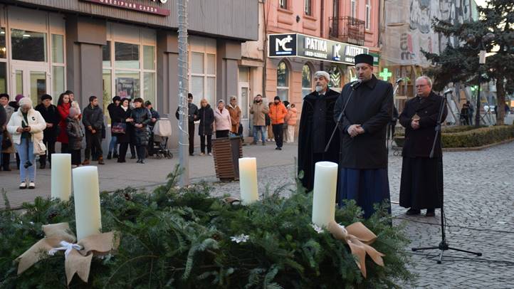 Meggyújtották advent első gyertyáját - A hit lángja hív: bízzunk a jövőben. Fotó: Kárpátinfó/ Kovács Erzsébet