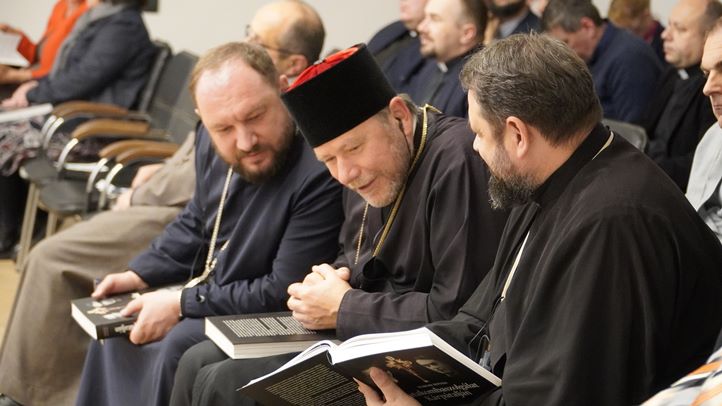 Könyvbemutató az Ortutay Elemér Görögkatolikus Központban - Katakombaszolgálat Kárpátalján. Fotó: Kárpátinfó/ Kovács Erzsébet