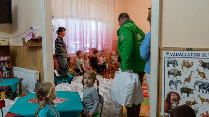 A Felső-Tisza-vidéken is segített az MRSZ - Élelmiszercsomag és cipősdobozba zárt szeretet.  Fotó: MRSZ sajtoszolgálata