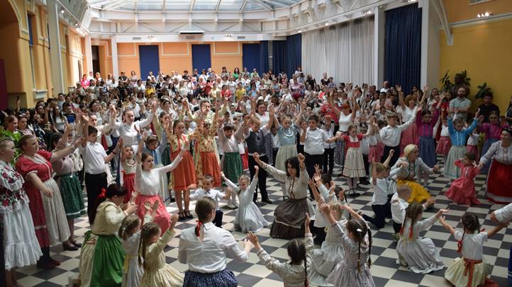 Az összetartozás tánca Beregszászban - Trianonra felelet: összetartozunk