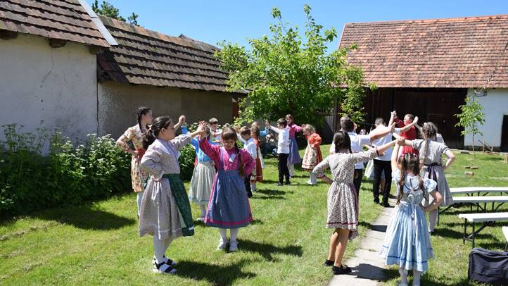 Pünkösdváró: a Nagyberegi Tájház évadzáró foglalkozása - Fókuszban a bibliai történet. Fotó: Kárpátinfo/Kovács Elemér