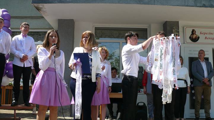 Tanévzáró a Beregszászi Zrínyi Ilona Líceumban - Akarni és bízni rendületlenül.  Fotó: Kárpátinfo/Kovács Erzsébet