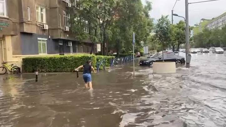 Vihar csapott le Bukarestre, durva áradást okozott Romániában. Fotó : Facebook.