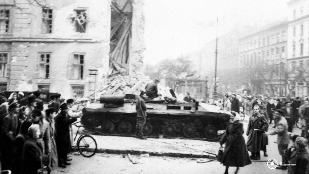 Kilőtt szovjet páncélos (MTI Nemzeti Fotótár)