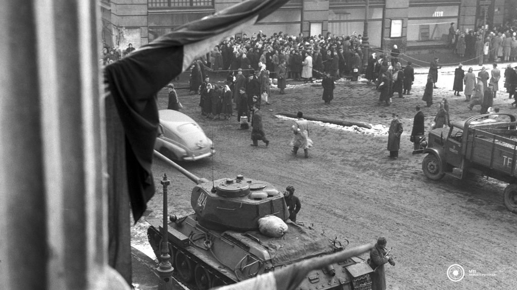 Október utolsó napján a rádió bejelentette, hogy a szovjet csapatok elhagyják az országot, hazánk kilép a Varsói Szerződésből, október 23-a pedig nemzeti ünnep lesz (MTI, Nemzeti Fotótár)